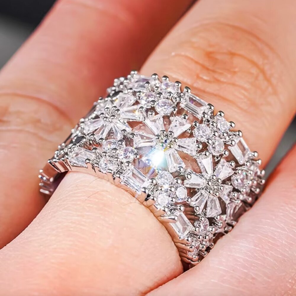 NEW 18k White Gold Diamond Ring Band Flower Baguette Diamond Wide Ring Band